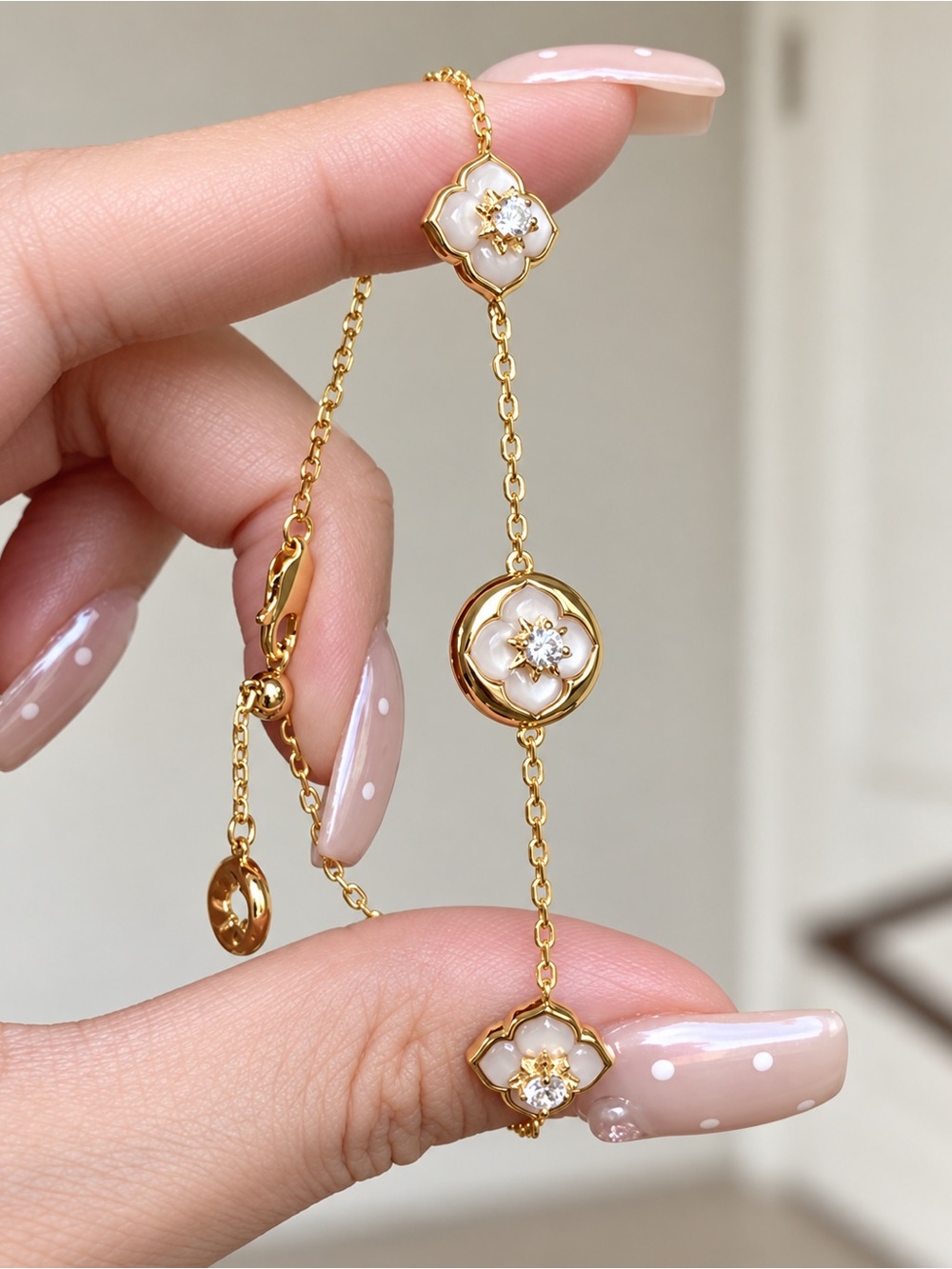 Gold Floral Bracelet - Elegant women jewelry
